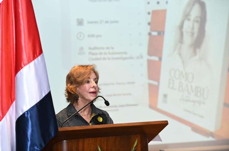 Exprimera dama, Lorena Clare