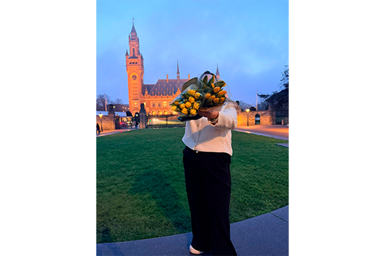 María Cerdas, tica que vota en La Haya
