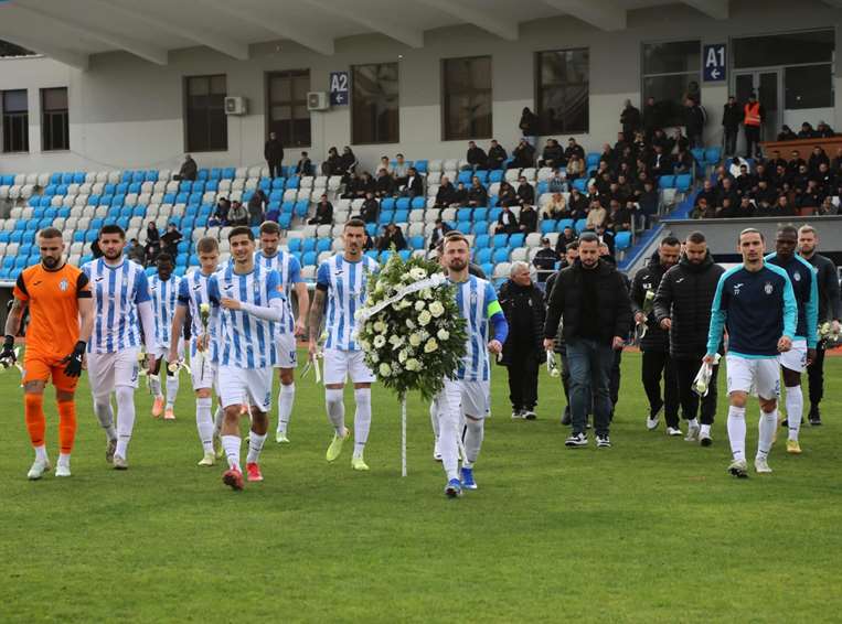 KF Tirana rindió homenaje a hija fallecida de Freddy Álvarez. Foto: KF Tirana