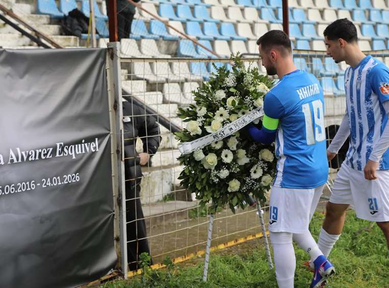 KF Tirana rindió homenaje a hija fallecida de Freddy Álvarez. Foto: KF Tirana