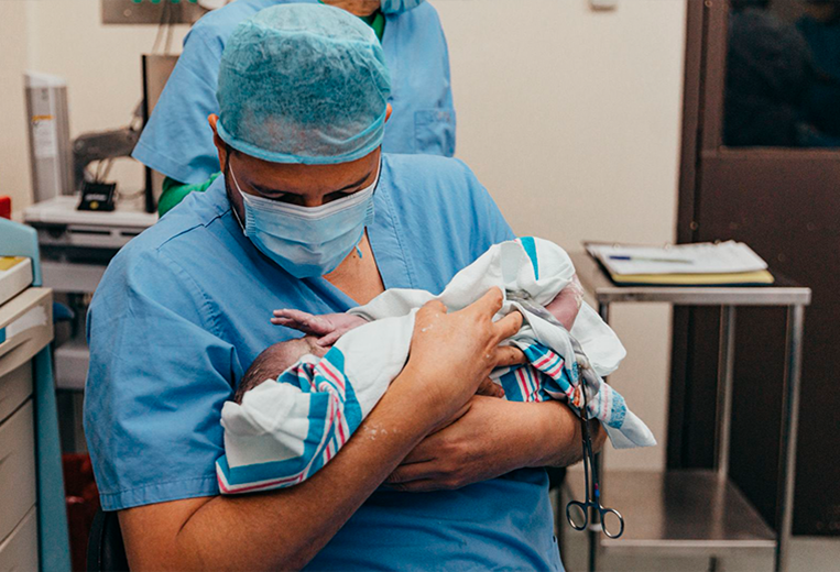 Max Barberena comparte las primeras fotos del nacimiento de su hijo Josué