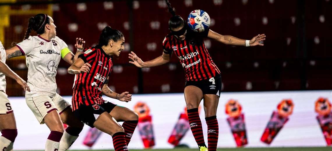 Múltiples fracturas en la nariz: el parte médico de Carolina Venegas tras fuerte golpe en clásico - Imagen de la noticia