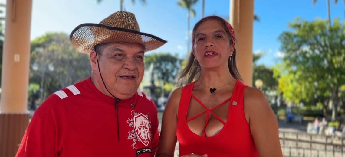 Esta pareja sale a flechar corazones en el centro de Heredia - Imagen de la noticia