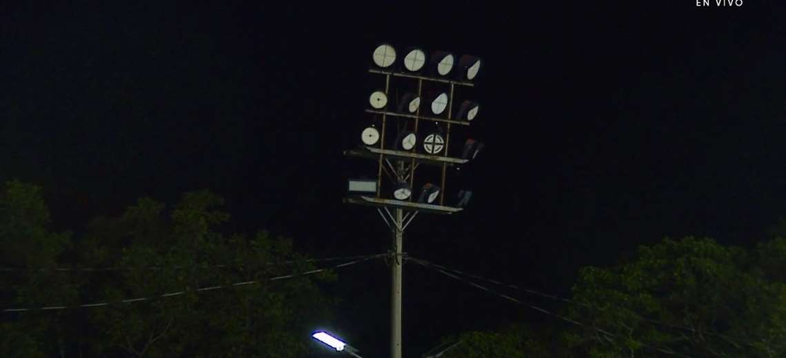 Partido Herediano-Cartaginés se detuvo 15 minutos por falta de iluminación - Imagen de la noticia