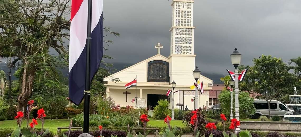 Los vecinos que reconstruyeron La Fortuna después del volcán - Imagen de la noticia