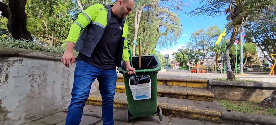 Sebastián Durango se fajó limpiando el parque de Tibás y esto fue lo que descubrió - Imagen de la noticia