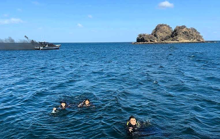 Incendio de lancha de Guardacostas