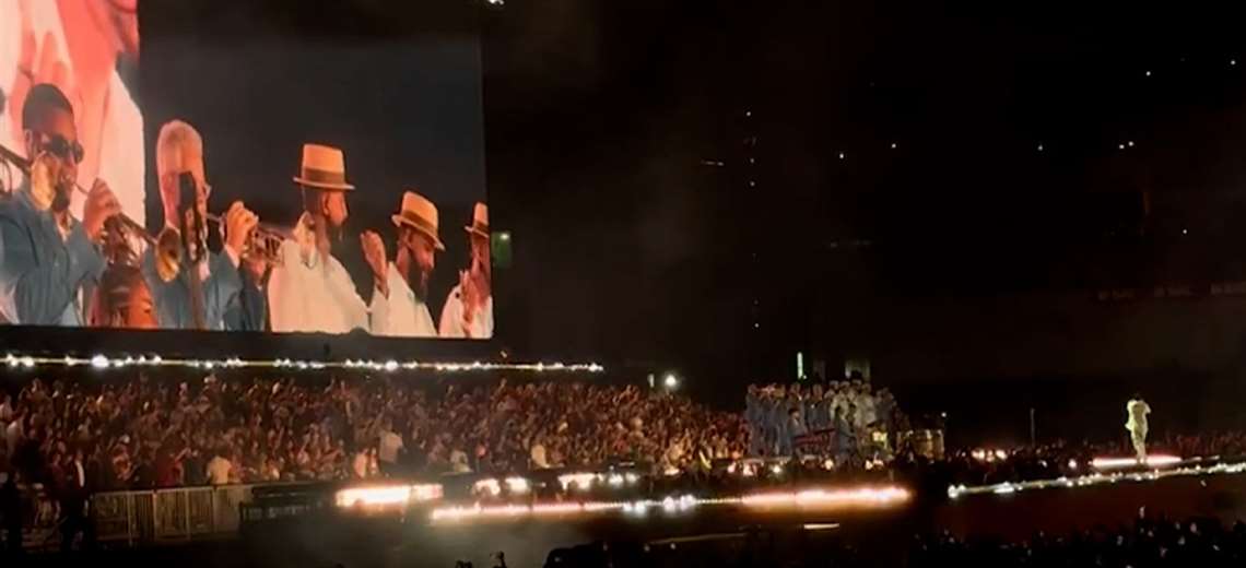 Investigan a funcionarios municipales por acreditaciones irregulares en concierto de Bad Bunny - Imagen de la noticia