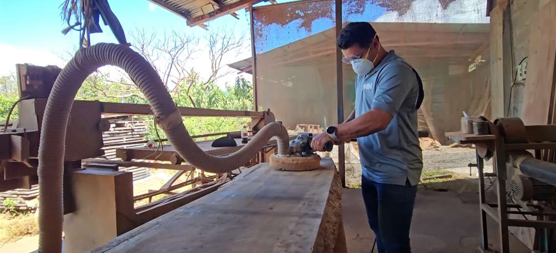 Así fue el día en que Johnny López se convirtió en artesano en la cuna del mueble tico - Imagen de la noticia