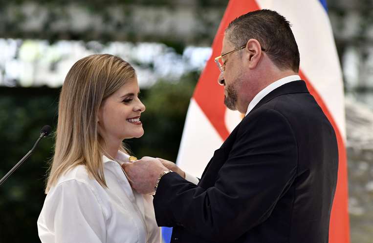 Rodrigo Chaves y Laura Fernández