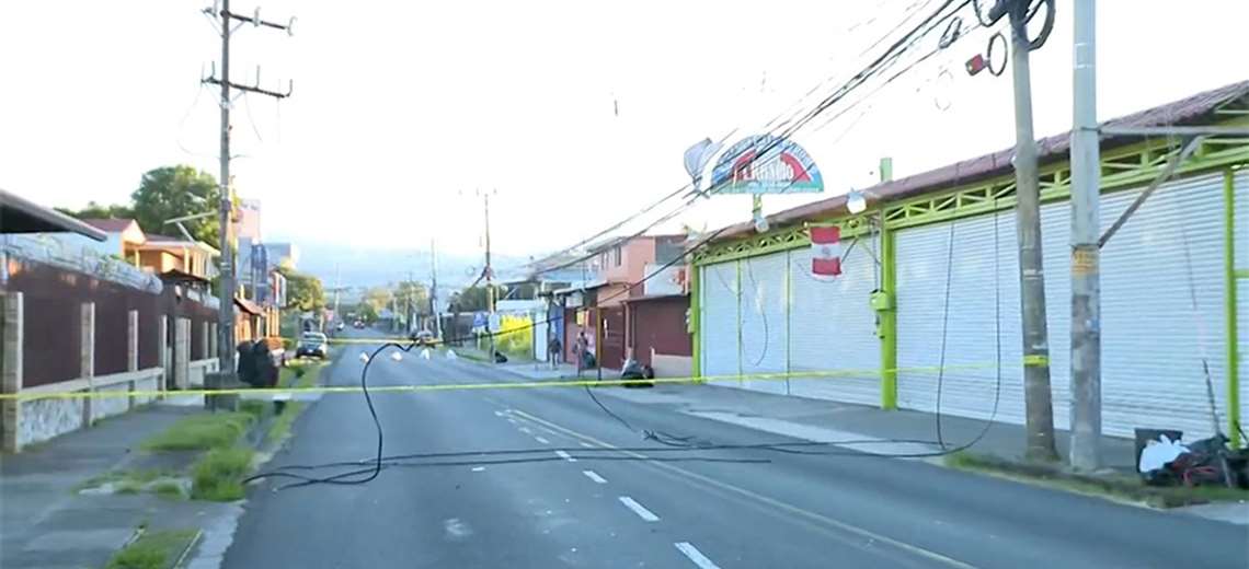Cierran calle entre Moravia y Tibás por tendido eléctrico a baja altura - Imagen de la noticia