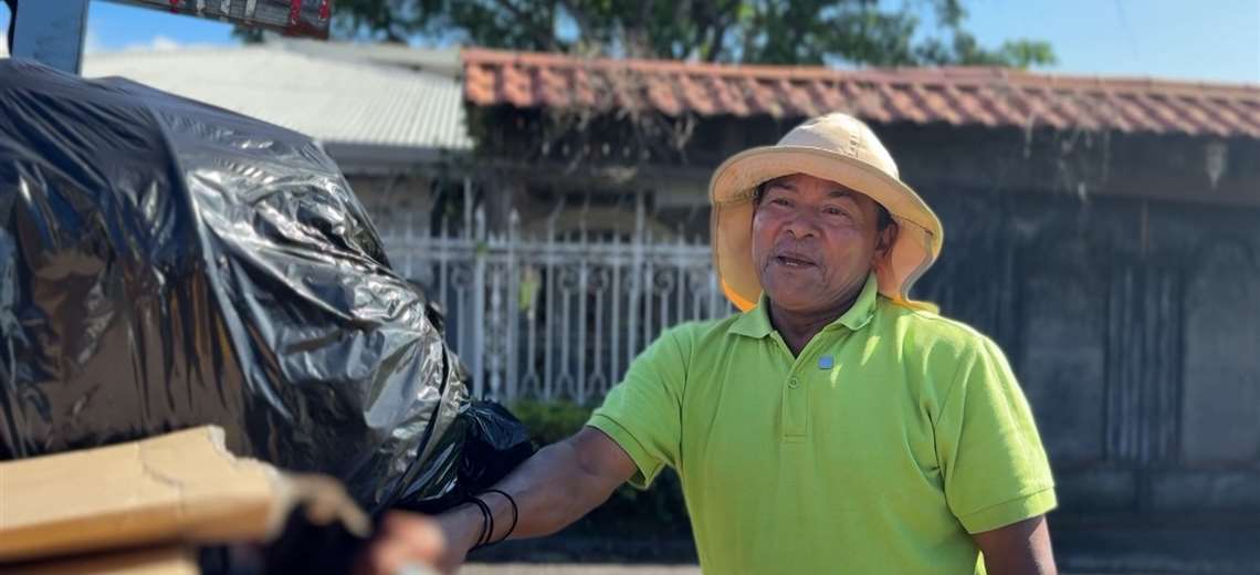 El hombre del carretillo que convirtió el reciclaje en un espectáculo en Barva - Imagen de la noticia