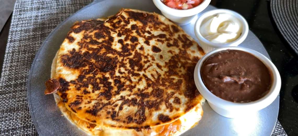 Esta receta de tortilla Sarchí que conquista con carne en salsa, queso y natilla - Imagen de la noticia