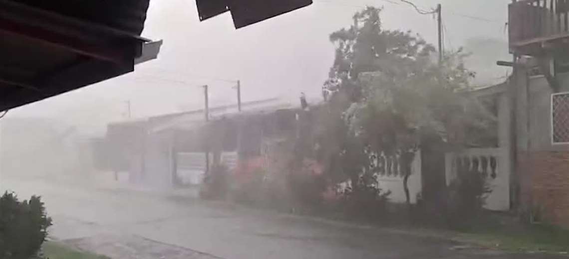 Videos captan daños tras fuertes ráfagas de viento en Golfito - Imagen de la noticia