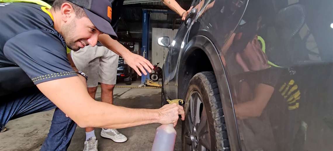 Juank cambió el micrófono por la manguera y se fue a lavar carros a Acosta - Imagen de la noticia