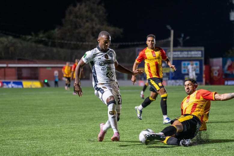 Liberia derrota a Herediano y el líder se tambalea - Imagen de la noticia