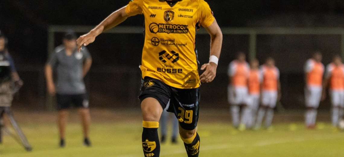 Vea aquí cómo el VAR analiza jugada en la que Mauricio Villalobos se fracturó mandíbula y pómulo - Imagen de la noticia