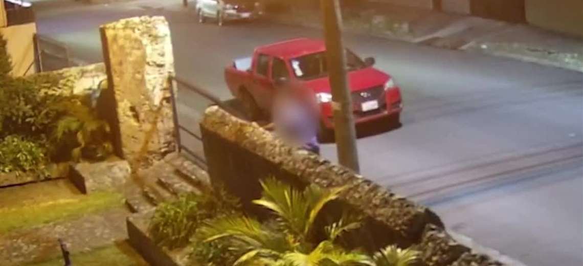 Hombre que vandalizó histórico muro que sobrevivió a terremotos en Cartago quedó grabado - Imagen de la noticia