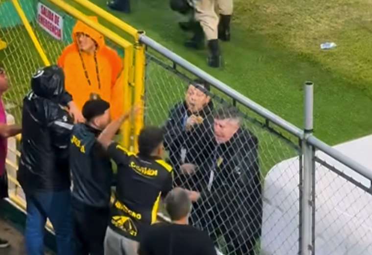 Jeaustin tras altercado con hincha: "Me queda clarísimo por qué este equipo no ha sido campeón" - Imagen de la noticia