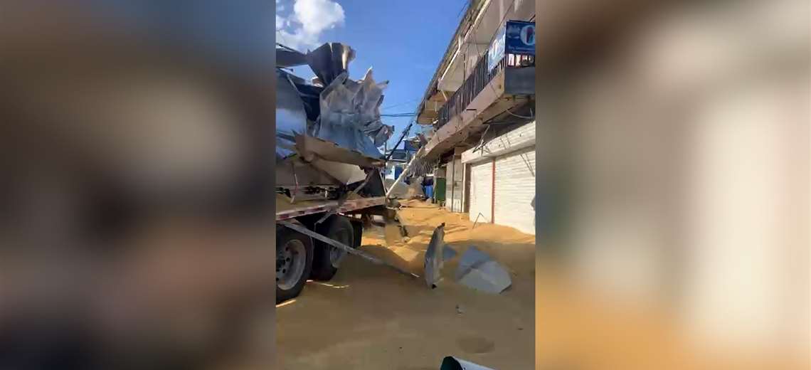 Tráiler fuera de control choca vehículos, una casa y derriba postes en Ciudad Quesada - Imagen de la noticia