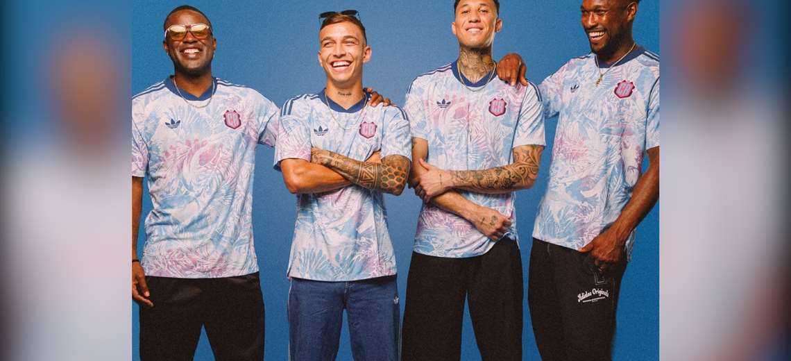 Kenneth Vargas entre los jugadores que posó con la nueva camiseta de La Sele - Imagen de la noticia