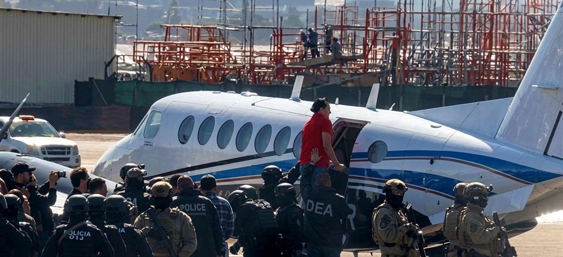 De rojo y con la mirada al cielo: así caminó Celso Gamboa hasta el avión de la DEA - Imagen de la noticia
