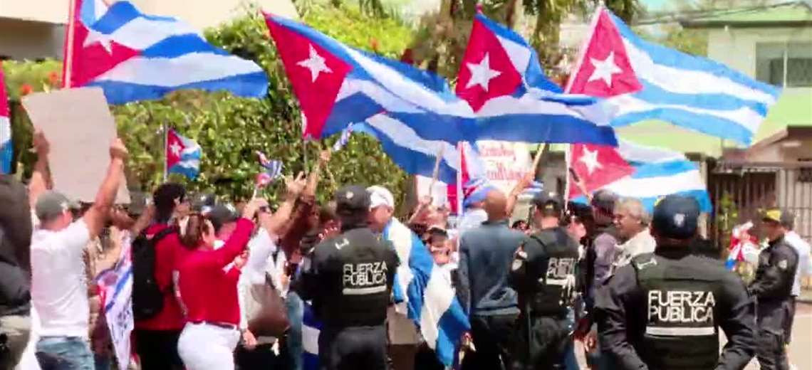 Cubanos en Costa Rica protestan contra el régimen y respaldan cierre de presencia diplomática en la isla - Imagen de la noticia