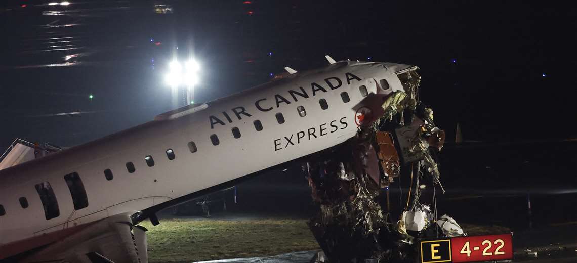 Aeropuerto LaGuardia de Nueva York reabre tras choque mortal entre avión y camión en pista
