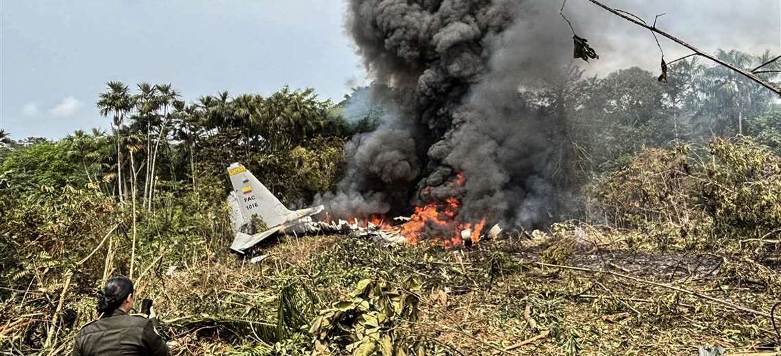 Video: Avión militar se estrella en Colombia con al menos 80 personas a bordo