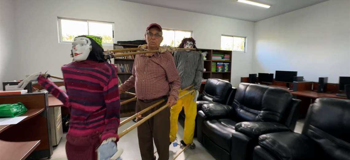 Este adulto mayor baila con dos maniquíes y llena de alegría cada comunidad que visita