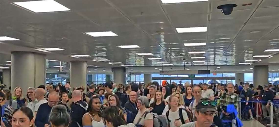 Filas de hasta dos horas reciben a turistas en Aeropuerto Juan Santamaría