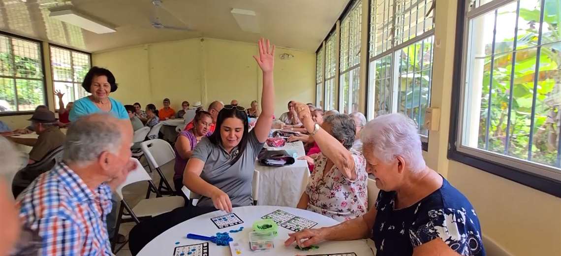 Un simple bingo se transforma en el momento más esperado por adultos mayores en San Carlos