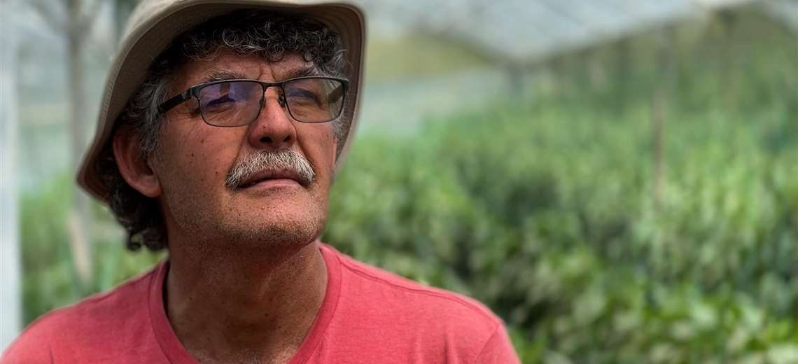 Este agricultor hace crecer sus chiles con música, baile y una rutina que rompe todas las reglas