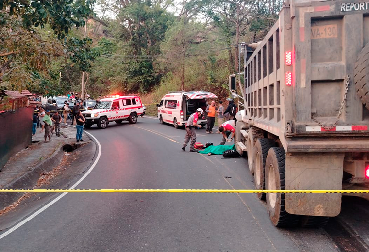 Motociclista muere al quedar prensado bajo vagoneta - Imagen de la noticia