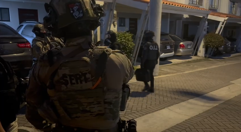 Banda criminal disfrazada de policía espiaba casas con drones antes de atacar