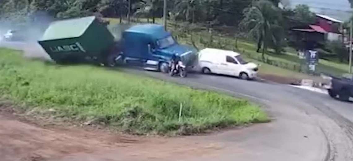 Impactante video muestra cómo dos personas en moto escapan de la muerte en La Palmera