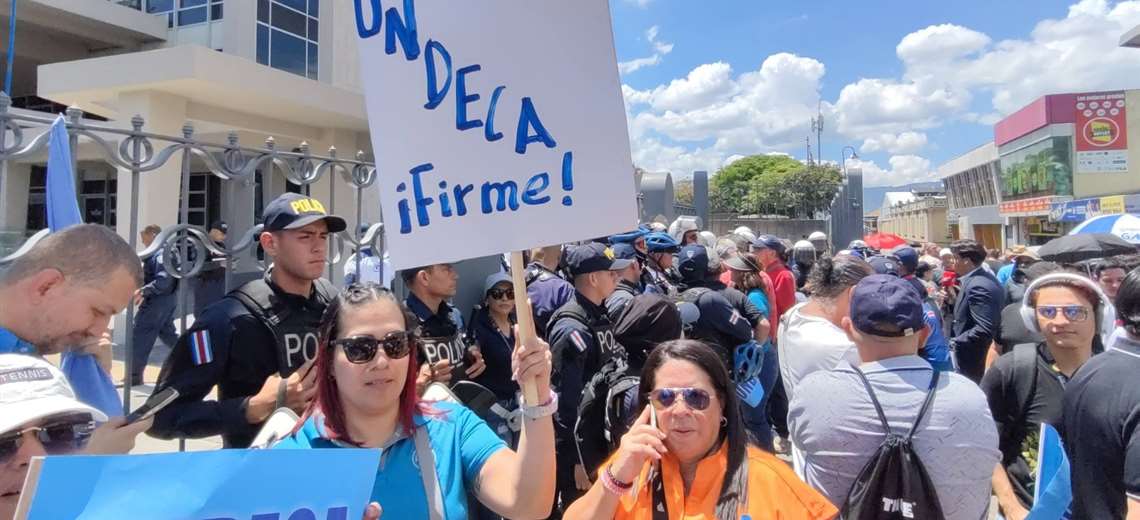 Versiones encontradas de CCSS y sindicatos por reunión sobre ajuste salarial - Imagen de la noticia