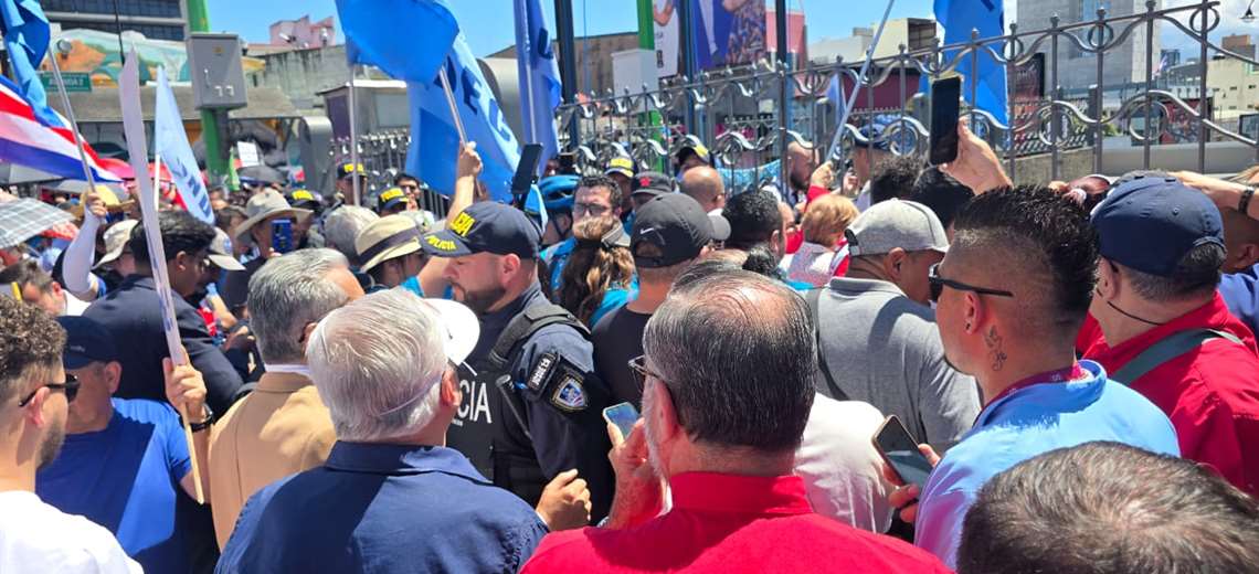 "No podemos seguir con los salarios congelados": funcionarios de CCSS urgen aumento - Imagen de la noticia