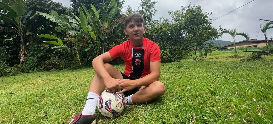 Salió de Naranjo con un balón y hoy tiene una beca en Estados Unidos para jugar y estudiar