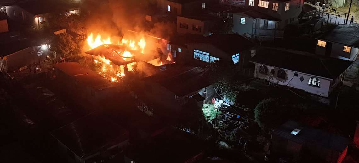 Bomberos encuentran a persona sin vida en medio de incendio en Cartago - Imagen de la noticia