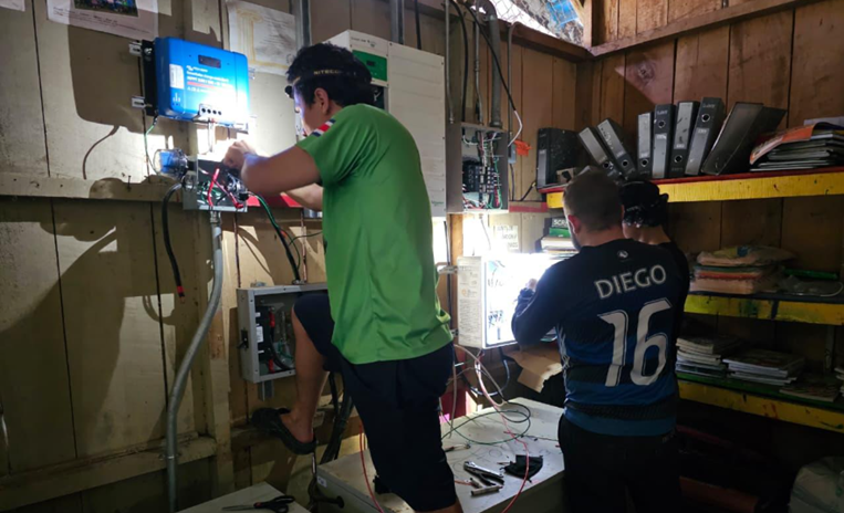 Electrificación solar en territorios indígenas: el desafío urgente de llevar luz a escuela