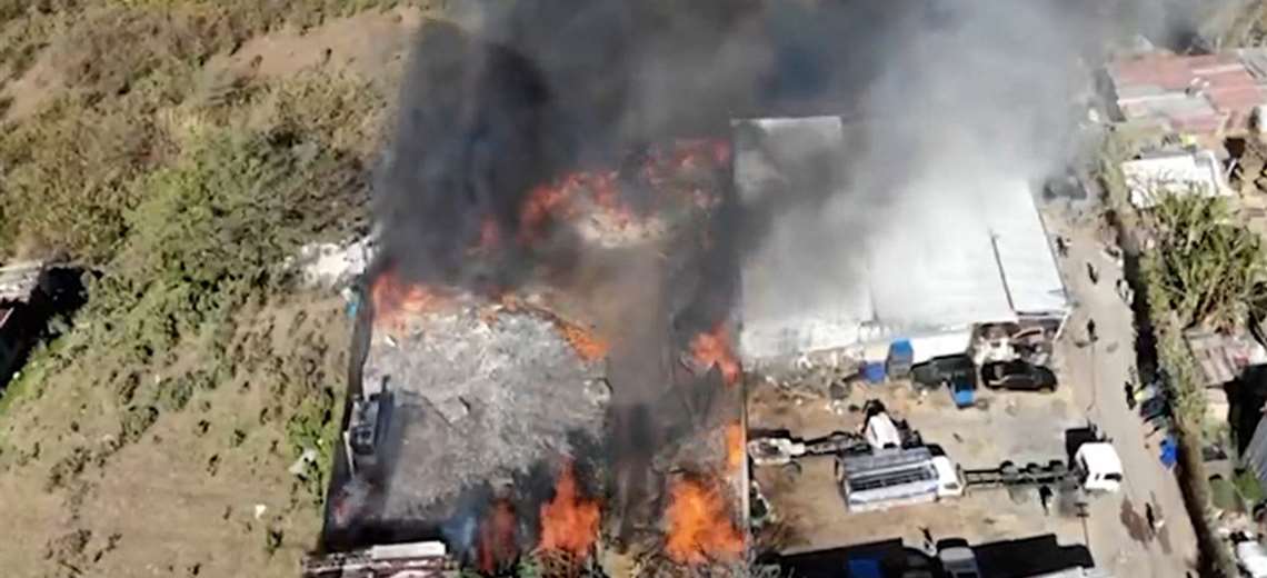 Video: Así inició incendio que destruyó taller y cinco vehículos en Alajuela