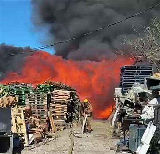 Video: Bomberos luchan contra incendio en bodega de reciclaje en Alajuela