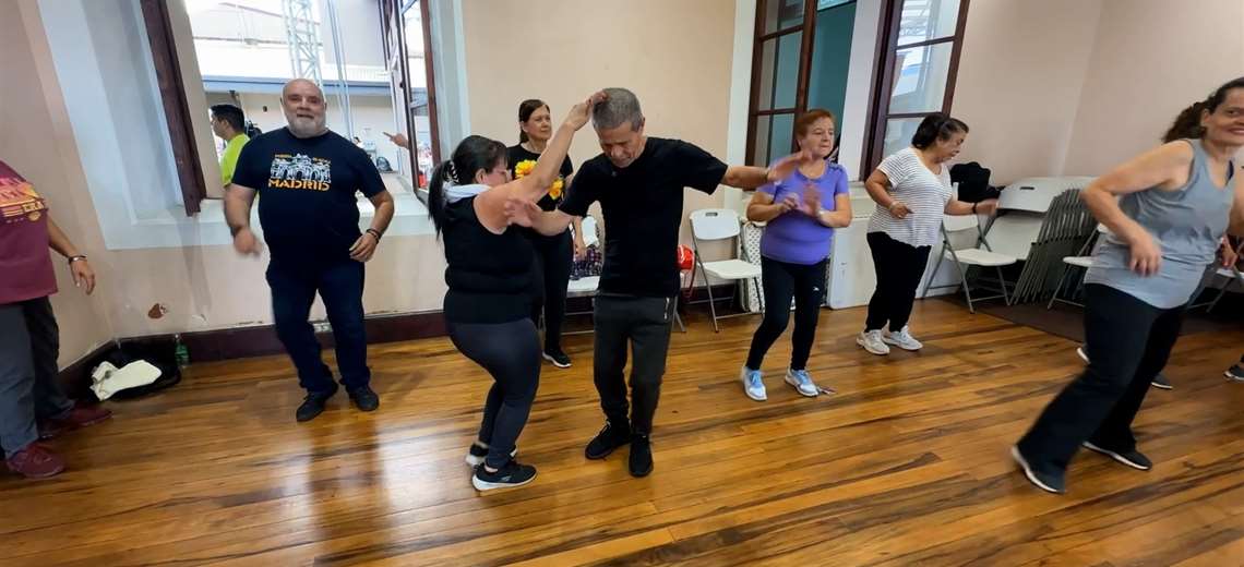 Se conocieron jugando bingo y 43 años después siguen bailando juntos su historia