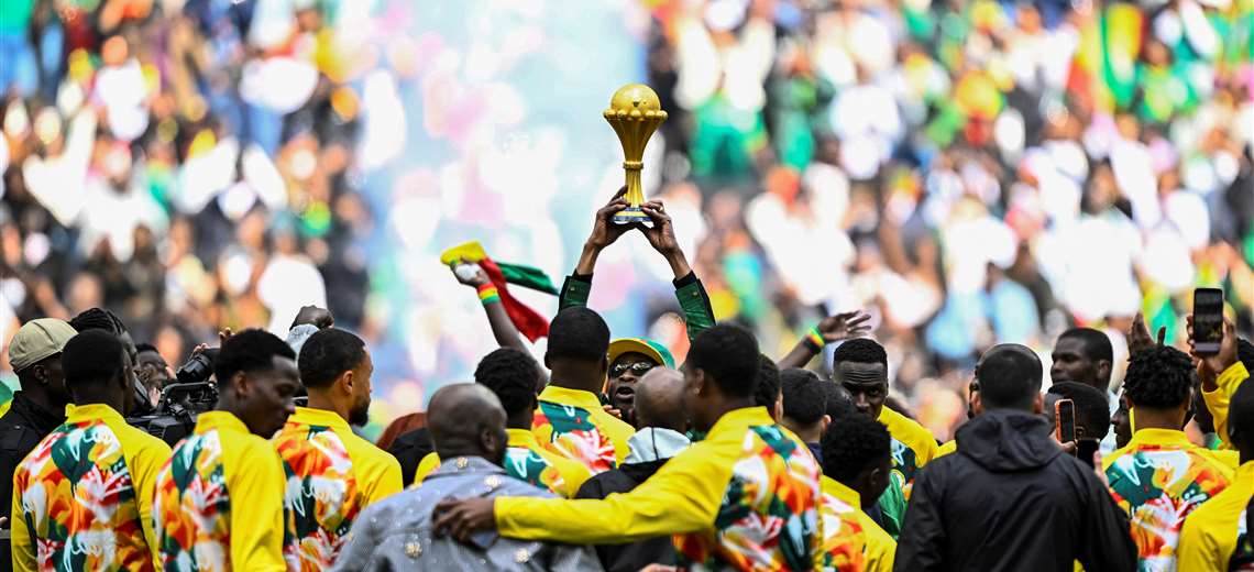 (Video) Polémica total: Pese a sanción, Senegal presenta trofeo de Copa Africana