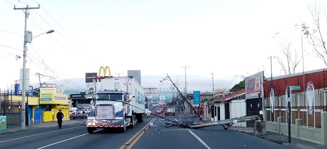 Tendido eléctrico a baja altura pone en riesgo a conductores en San Sebastián - Imagen de la noticia