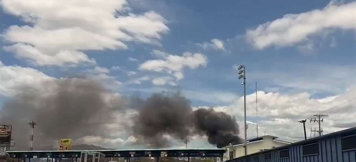 Columna de humo por quema en charral afecta visibilidad de conductores en Ruta 27