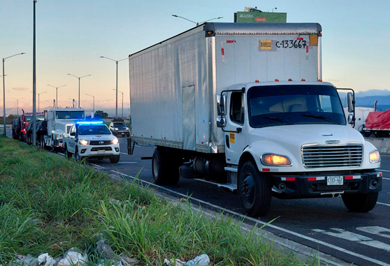 Abandonan camión en Circunvalación que aparentemente es robado