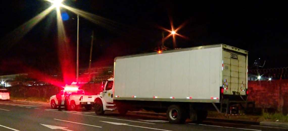 Abandonan camión en Circunvalación Norte tras aparente bajonazo en Puntarenas - Imagen de la noticia
