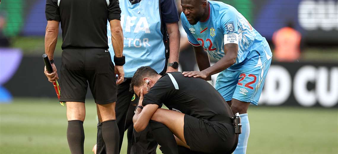 Video: Hasta el árbitro tuvo que ser sustituido en repechaje entre Congo y Jamaica